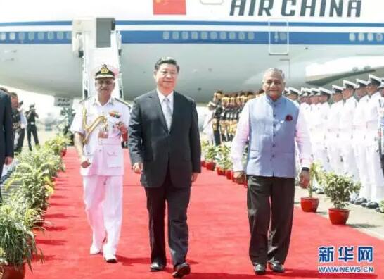 　　2016年10月15日，国家主席习近平抵达印度果阿，应印度总理莫迪邀请，出席金砖国家领导人第八次会晤。 新华社记者 谢环驰 摄