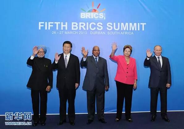 　　2013年3月27日，国家主席习近平在南非德班出席金砖国家领导人第五次会晤。这是与会领导人集体合影。 新华社记者 谢环驰 摄
