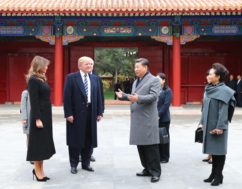 11月8日下午，国家主席习近平和夫人彭丽媛在北京故宫博物院迎接来华进行国事访问的美国总统特朗普和夫人梅拉尼娅。两国元首夫妇在宝蕴楼简短茶叙。