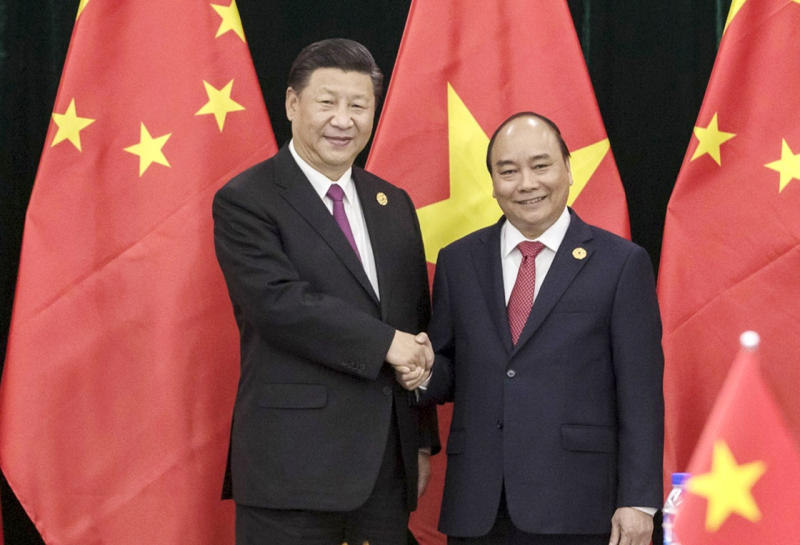 11月11日，中共中央总书记、国家主席习近平在岘港行政中心会见越南总理阮春福。