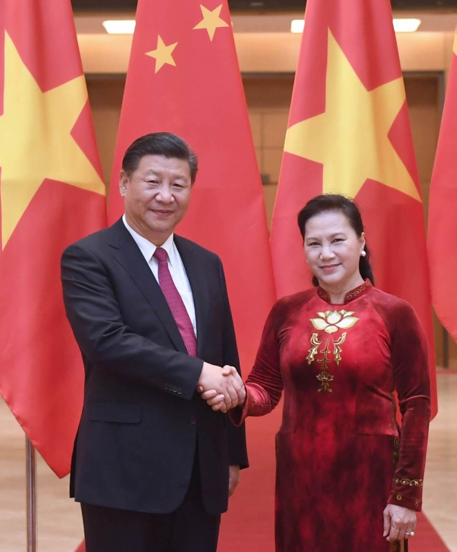 11月12日，中共中央总书记、国家主席习近平在河内会见越南国会主席阮氏金银。