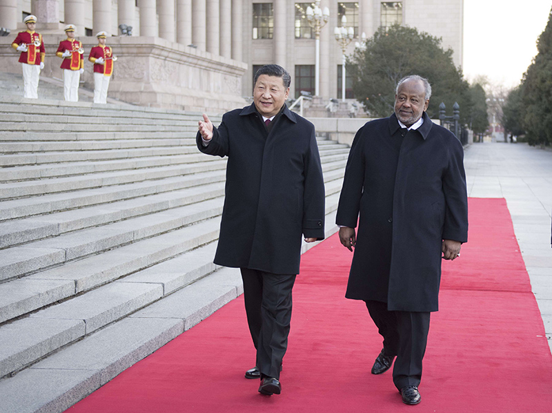 　　11月23日，国家主席习近平在北京人民大会堂同来华进行国事访问的吉布提总统盖莱举行会谈。这是会谈前，习近平在人民大会堂东门外广场为盖莱举行欢迎仪式。