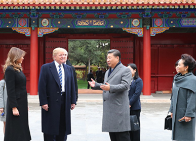 11月8日下午，国家主席习近平和夫人彭丽媛在北京故宫博物院迎接来华进行国事访问的美国总统特朗普和夫人梅拉尼娅。