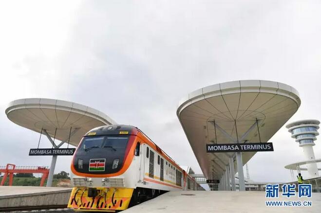 6月1日，一列旅客列车停靠在肯尼亚蒙内铁路蒙巴萨西站，准备驶向首都内罗毕。