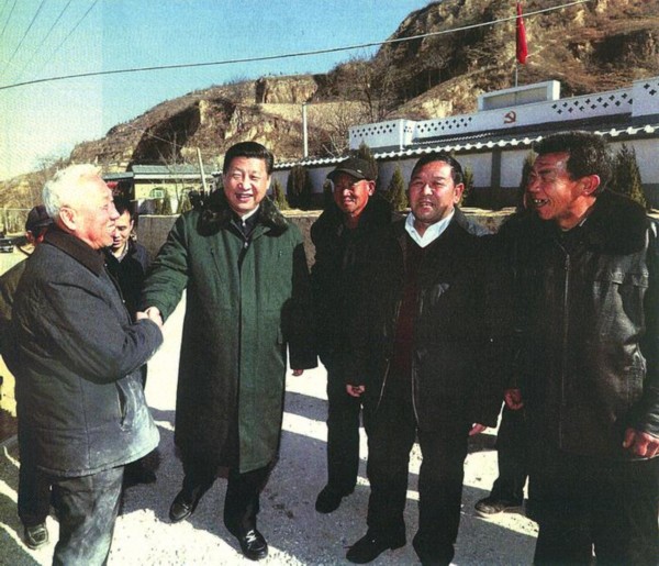 2015年2月13日，中共中央总书记、国家主席、中央军委主席习近平与梁家河乡亲们在一起。 （资料照片）