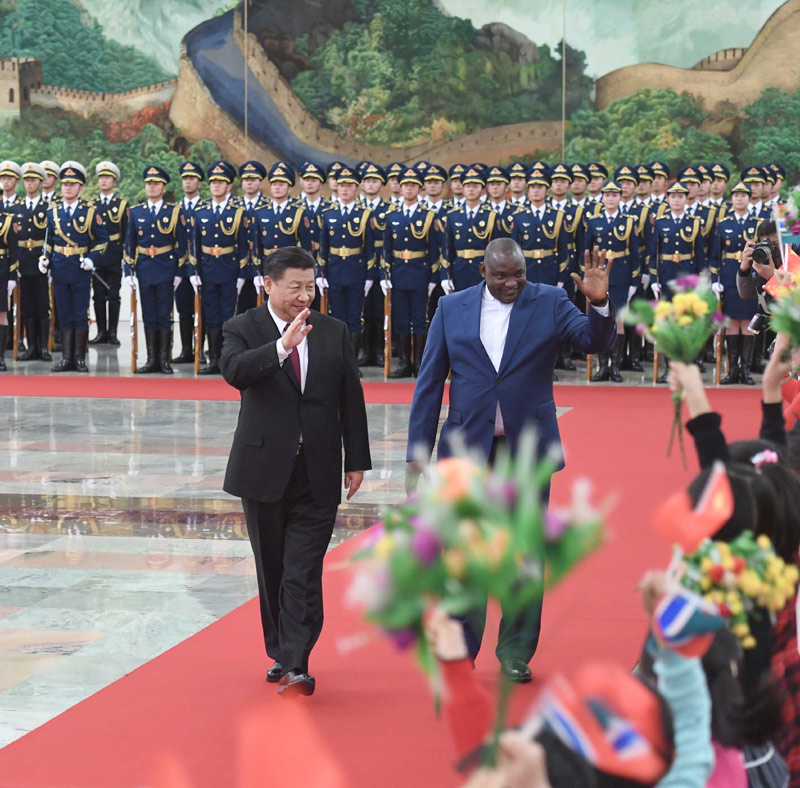 12月21日，国家主席习近平在北京人民大会堂同来华进行国事访问的冈比亚总统巴罗举行会谈。这是会谈前，习近平在人民大会堂北大厅为巴罗举行欢迎仪式。
