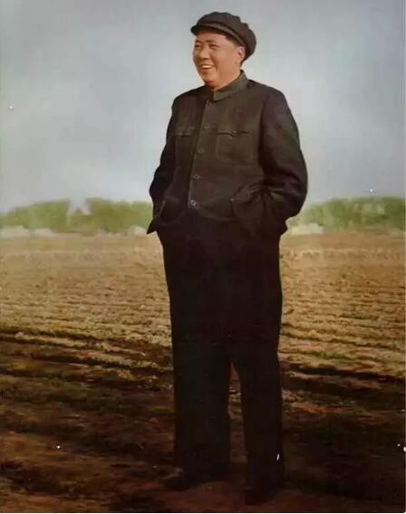 1954年，毛主席在北京郊区农村。