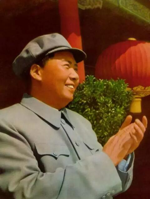 1959年，毛主席与首都军民一起欢庆中华人民共和国成立十周年。