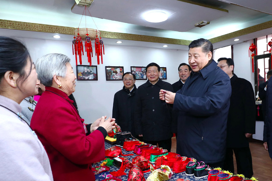2017年12月12日下午，习近平来到江苏徐州马庄村，看到村民们手工制作的特色香包，连连称赞“真不错”“很精致”。
