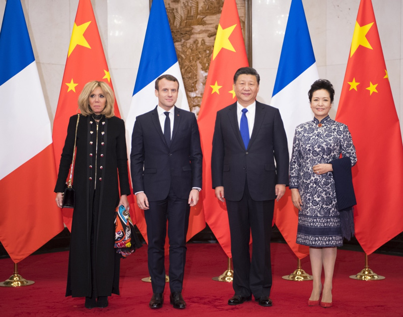 1月8日，国家主席习近平在北京钓鱼台国宾馆会见来华进行国事访问的法国总统马克龙。这是习近平和夫人彭丽媛同马克龙夫妇合影。