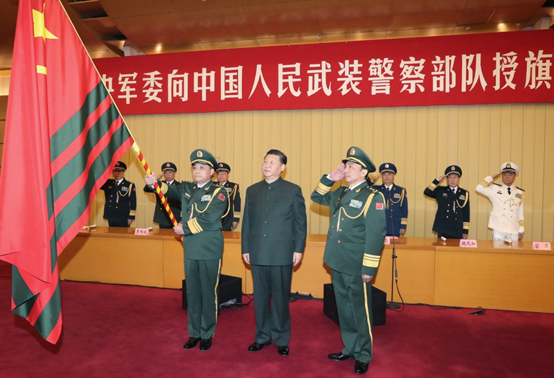 1月10日，中央军委向武警部队授旗仪式在北京八一大楼举行。中共中央总书记、国家主席、中央军委主席习近平向武警部队授旗并致训词。这是习近平向武警部队授旗。