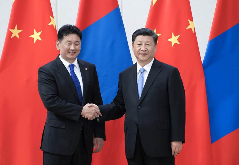 　　4月10日，国家主席习近平在海南省博鳌国宾馆会见蒙古国总理呼日勒苏赫。