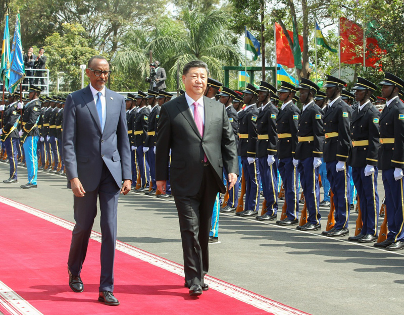 7月23日，国家主席习近平在基加利同卢旺达总统卡加梅举行会谈。这是会谈前，习近平在卡加梅陪同下检阅仪仗队。