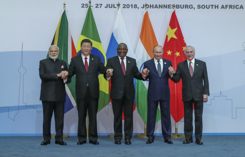 7月26日，金砖国家领导人第十次会晤在南非约翰内斯堡举行。南非总统拉马福萨主持。中国国家主席习近平、巴西总统特梅尔、俄罗斯总统普京、印度总理莫迪出席。这是五国领导人合影。