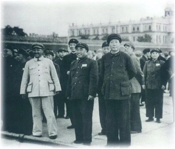 1949年9月30日，毛泽东等中国人民政治协商会议第一次全体代表大会的代表们来到天安门广场