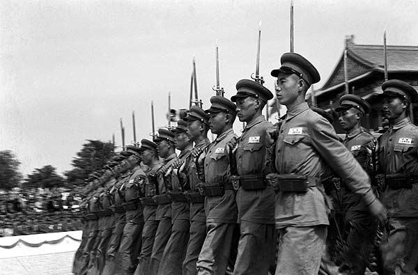 1950年10月1日，中国人民解放军步兵部队接受检阅。