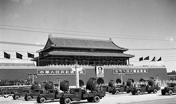 1951年10月1日，中国人民解放军防空部队通过天安门广场，这是防空部队首次亮相国庆阅兵式。