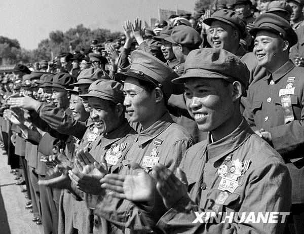 1953年10月1日，抗美援朝战争中凯旋的中国人民志愿军国庆节归国观礼代表团在天安门观礼台上。