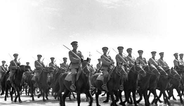 1953年10月1日，中国人民解放军骑兵方阵通过天安门广场。