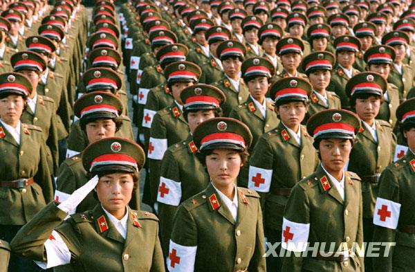 图为1984年10月1日，女卫生兵方阵接受检阅，这是国庆阅兵式上首次出现女兵方阵。