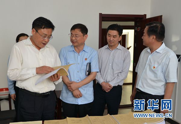 　　在河南省濮阳市清丰县柳格镇，邵景良（左一）在调研基层法庭诉调对接工作（5月9日摄）。新华社发