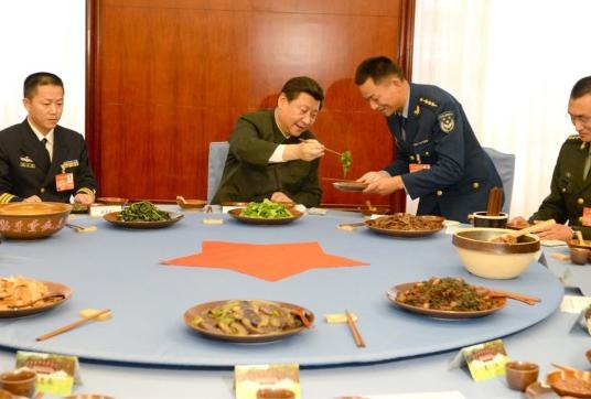 这是2014年10月31日，习近平同基层会议代表共进午餐、吃“红军饭”。