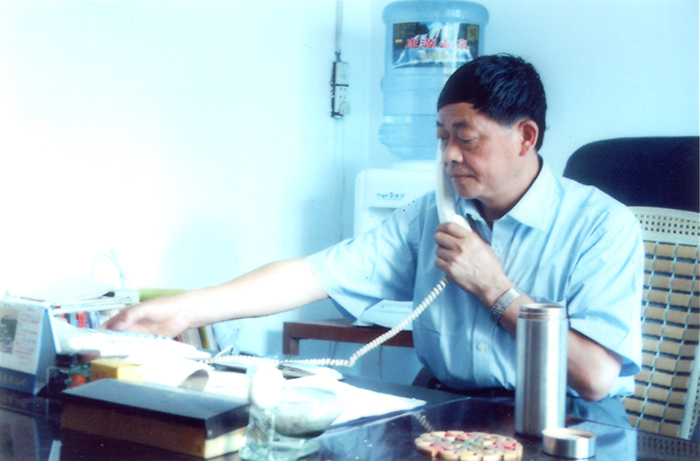邓平寿经常打电话询问镇里企业和村民的生产生活情况。
