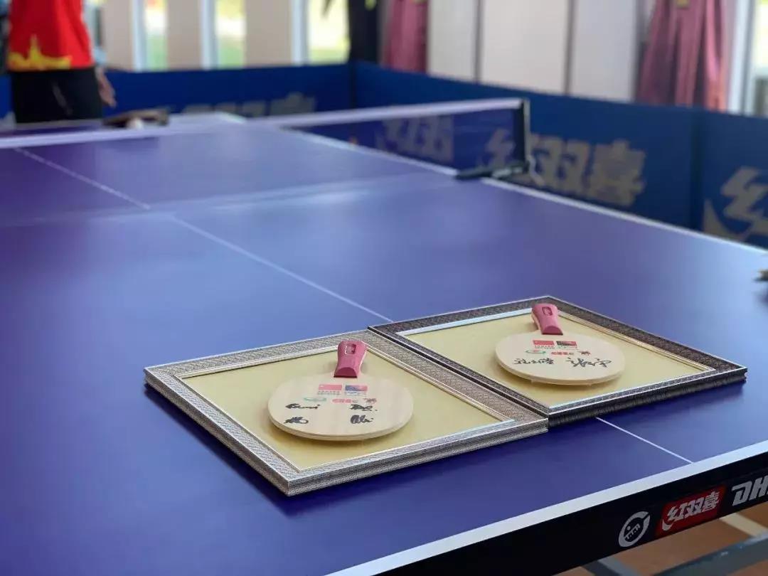 11月16日习近平主席与奥尼尔总理参加布图卡学园启用仪式时与两国乒乓球运动员亲切交流。这是运动员准备赠送给两国领导人的纪念球拍。（央视记者邓睿拍摄） 