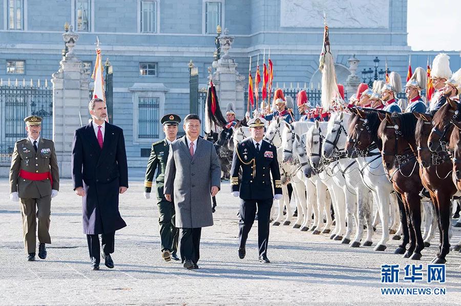 当地时间11月28日，国家主席习近平在马德里出席西班牙国王费利佩六世举行的隆重、盛大的欢迎仪式。这是习近平在费利佩六世国王陪同下检阅骑兵方队。