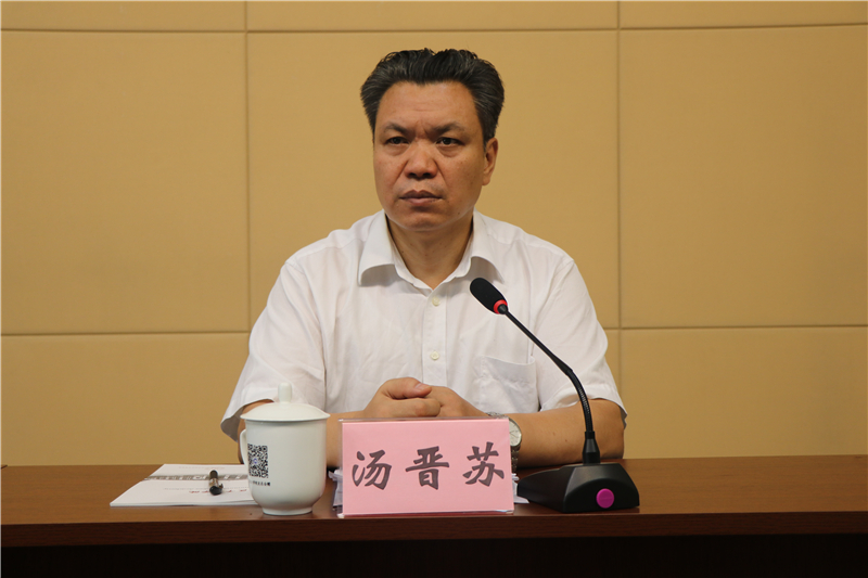 民政部基层政权和社区建设司副司长汤晋苏同志主持