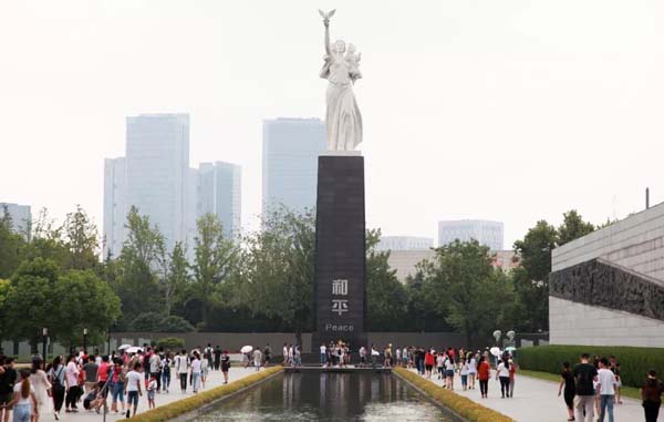 侵华日军南京大屠杀遇难同胞纪念馆的和平广场上，高高耸立着《和平女神》雕塑。
