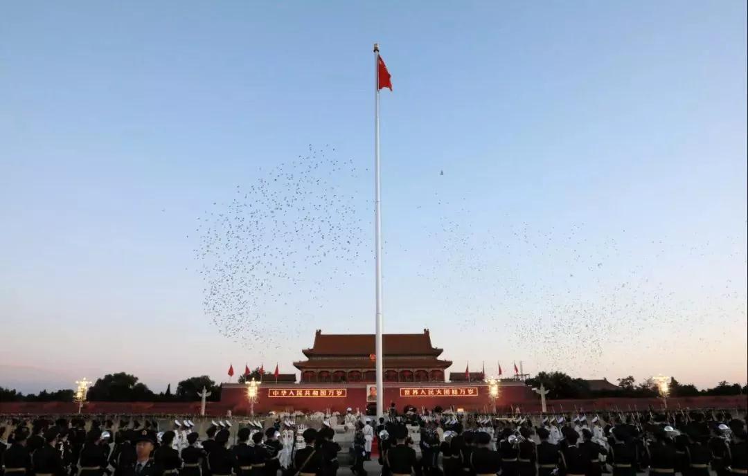 2018年10月1日清晨，隆重的升国旗仪式在北京天安门广场举行，庆祝中华人民共和国成立69周年。新华社记者 李刚 摄