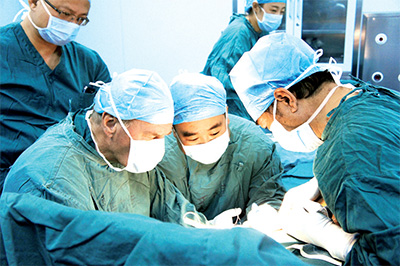 西宁市引智项目外籍专家汉斯教授正在进行骨科手术