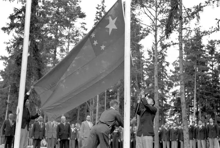 1952年7月19日至8月3日，第十五届奥运会在芬兰首都赫尔辛基举行。参加运动会的中国代表团7月29日抵赫尔辛基后举行升旗仪式。胡骑 摄