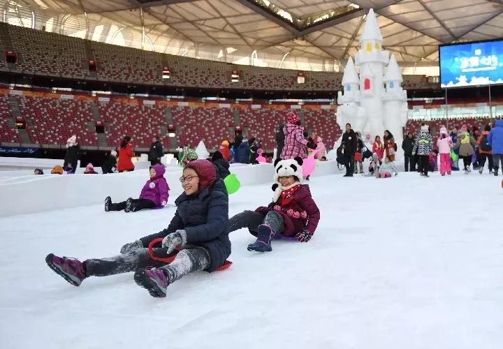2018年12月29日，小朋友在“鸟巢”欢乐冰雪季上游玩。新华社记者 张晨霖 摄
