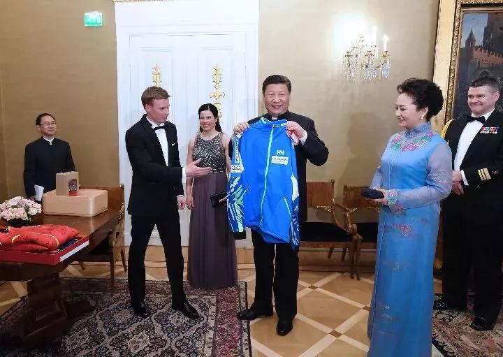 2017年4月5日，习近平主席同芬兰总统尼尼斯托共同会见中芬冰雪运动员代表。这是芬兰运动员向习近平和夫人彭丽媛赠送运动衣。新华社记者 饶爱民 摄