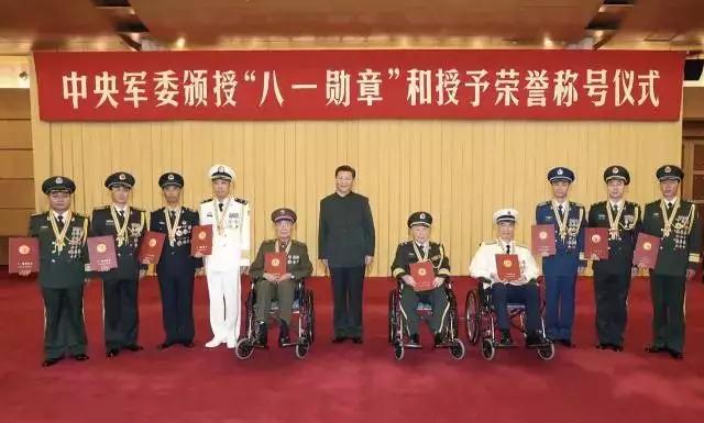 2017年，中国人民解放军建军90周年之际，中央军委首次向10位英雄颁授“八一勋章”。
