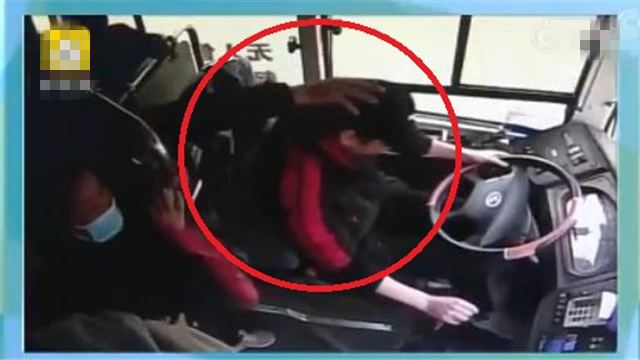 50多名乘客险坠河！男子暴力殴打公交司机 车辆距河道仅2米