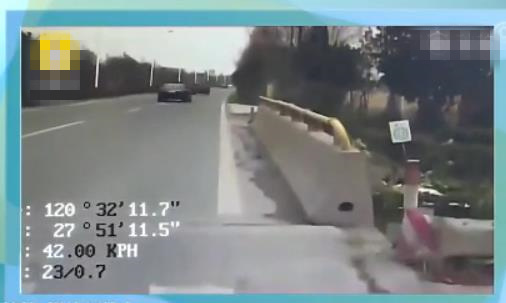 50多名乘客险坠河！男子暴力殴打公交司机 车辆距河道仅2米