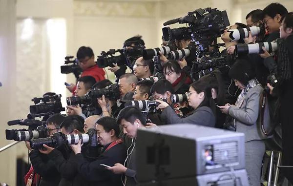 记者在“部长通道”采访。新华社记者 金立旺 摄
