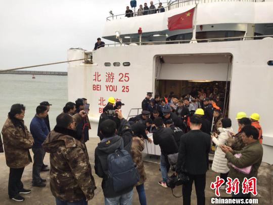广西北海游轮搁浅18个小时后700名旅客安全上岸