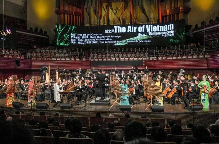 越南新活力竹乐团携手深圳交响乐团带来的竹乐协奏曲《越之风》。