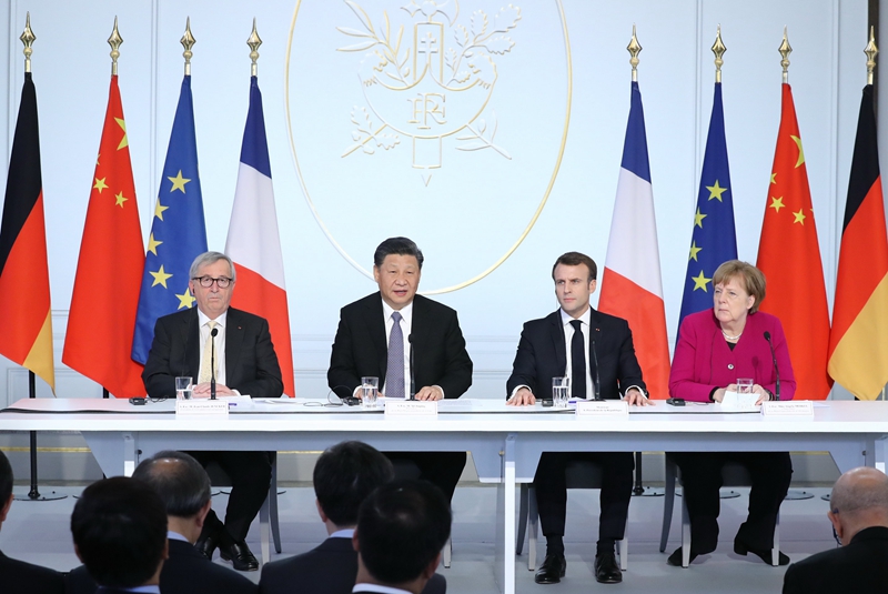 　　3月26日，国家主席习近平在巴黎同法国总统马克龙一道出席中法全球治理论坛闭幕式。德国总理默克尔、欧盟委员会主席容克应邀出席。
