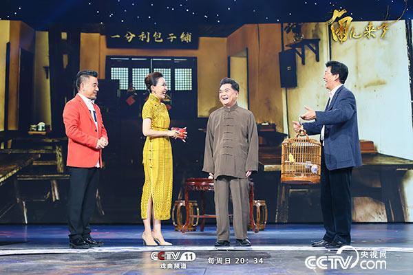 儿时老友欢聚现场 畅聊幼时回忆