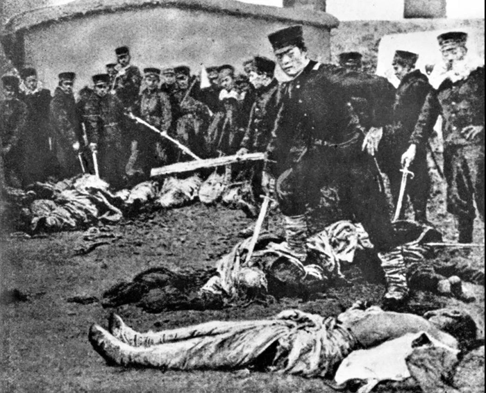 资料图片：这是1894年11月日本侵略军在旅顺进行野蛮的血腥大屠杀。新华社稿