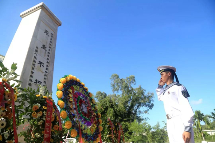 2014年9月30日，在海南三亚市红沙烈士纪念馆，海军驻三亚某部战士莫永康向烈士纪念碑敬礼。当日是我国首个烈士纪念日，多地举行缅怀先烈、学习烈士英雄事迹活动。新华社发（严陈 摄）