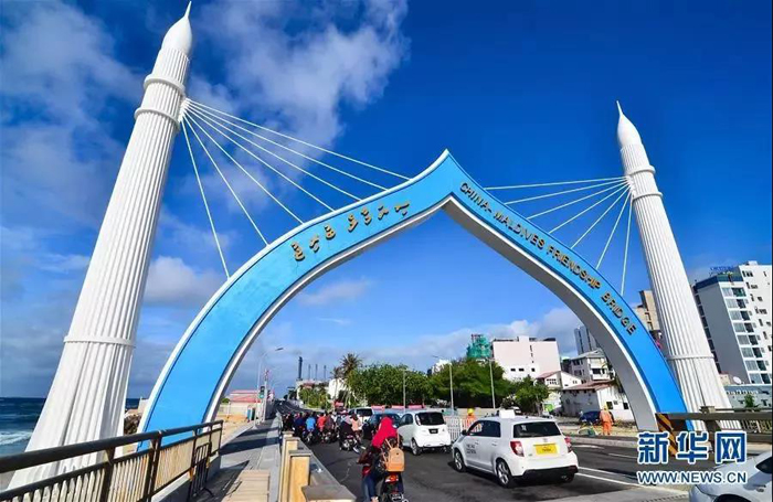 2018年10月2日，车辆从由中国援建、连接马尔代夫首都马累和机场岛的中马友谊大桥桥头拱门穿过。新华社发（杜才良 摄）