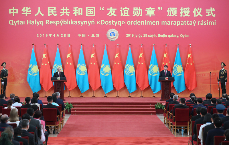 4月28日，国家主席习近平在北京人民大会堂中央大厅为哈萨克斯坦首任总统纳扎尔巴耶夫举行“友谊勋章”颁授仪式。
