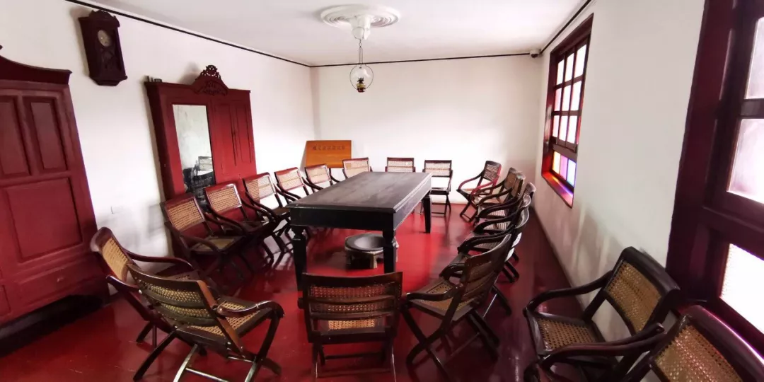 遵义会议召开的会议室按当年场景摆放着会议桌椅。