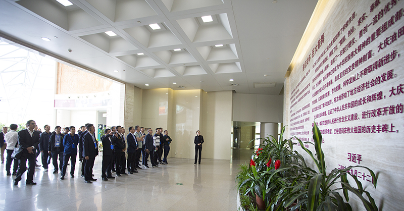 学员们在大庆石油科技馆学习习总书记讲话